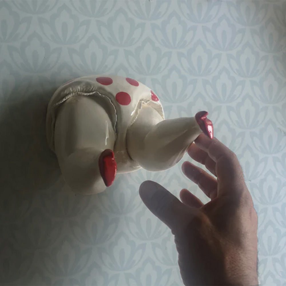 Sculpture de jupon à pois avec talon rouge