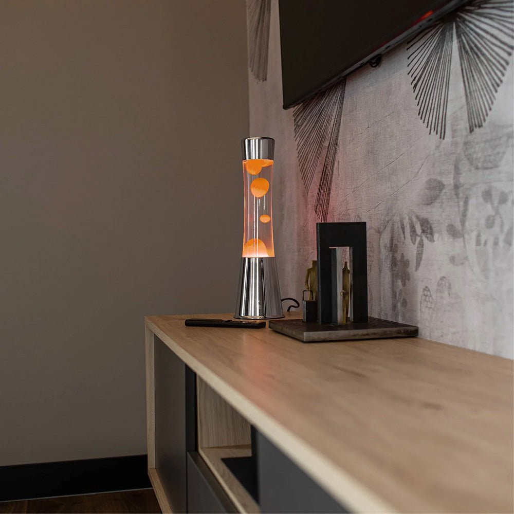 Lampe à lave avec base chromée, liquide transparent et lave orange