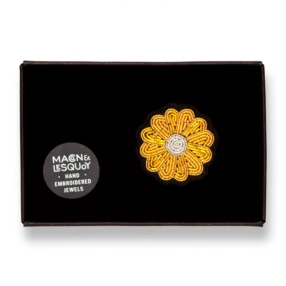 Mini Margarita Dorada Broche Hecho a Mano