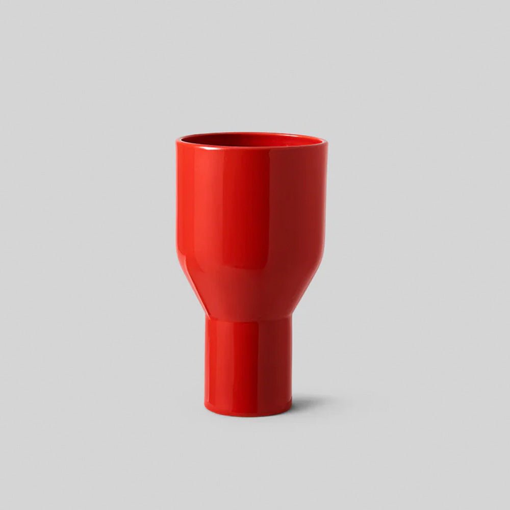 Vase à fleurs rouges
