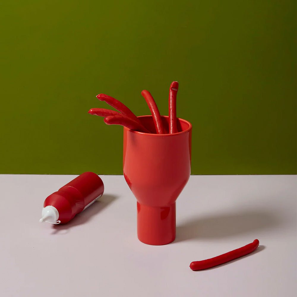 Vase à fleurs rouges