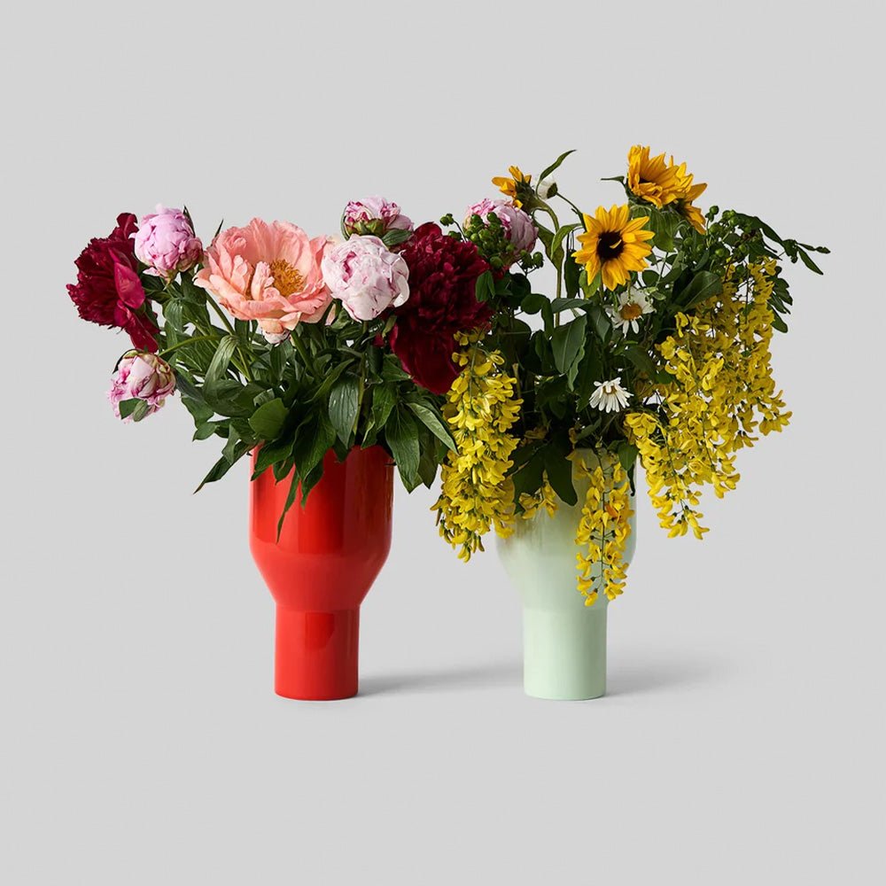 Vase à fleurs rouges