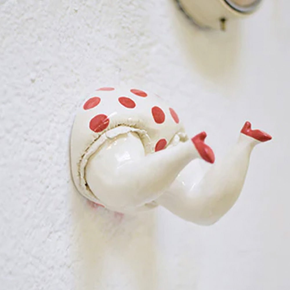 Sculpture de jupon à pois avec talon rouge