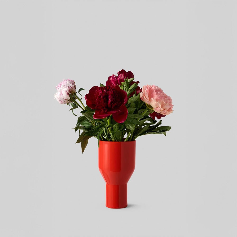 Vase à fleurs rouges