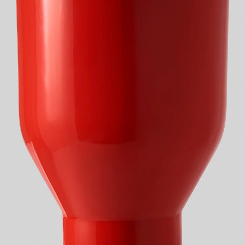 Vase à fleurs rouges