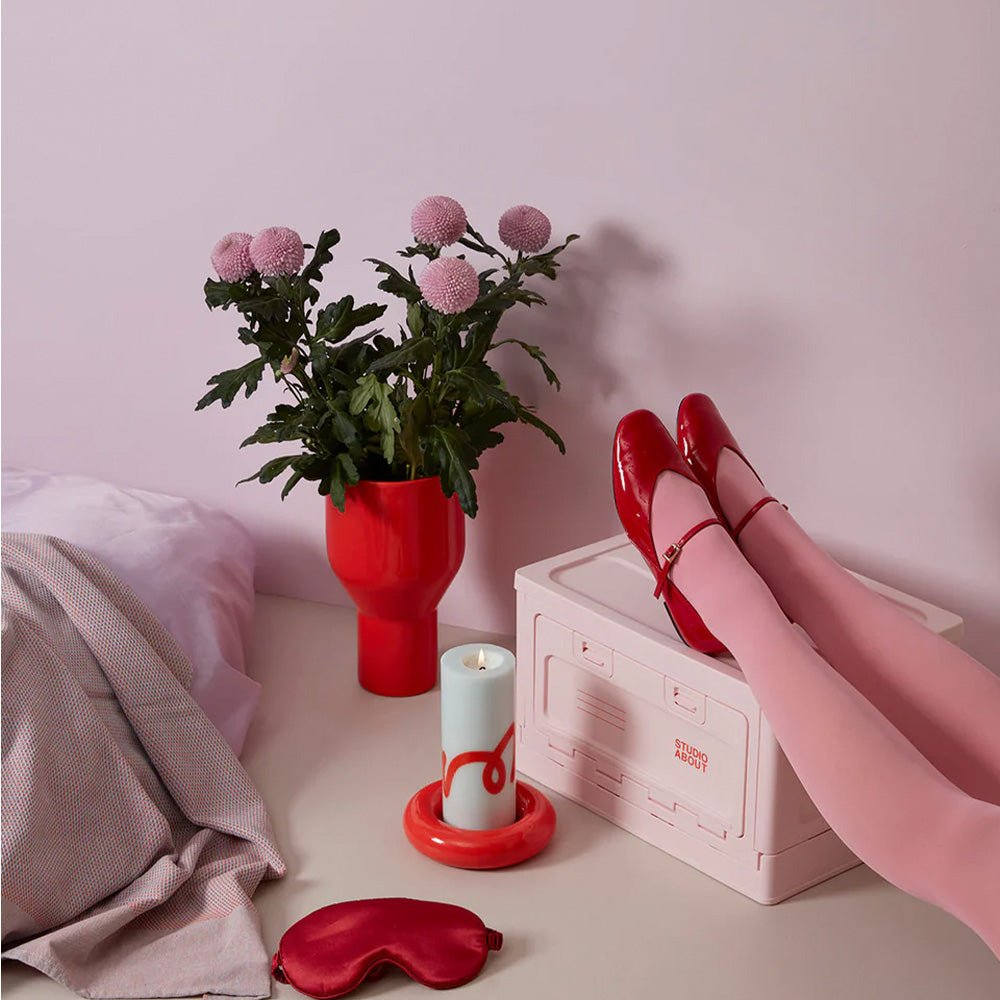 Vase à fleurs rouges
